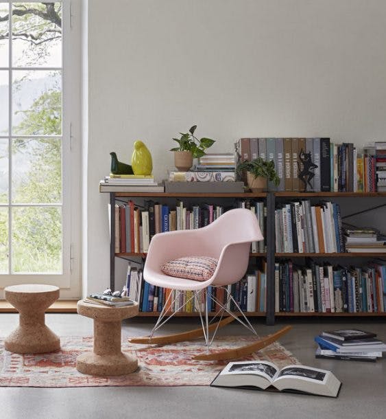 Klassikeren Eames Fin gyngestol i rosa
